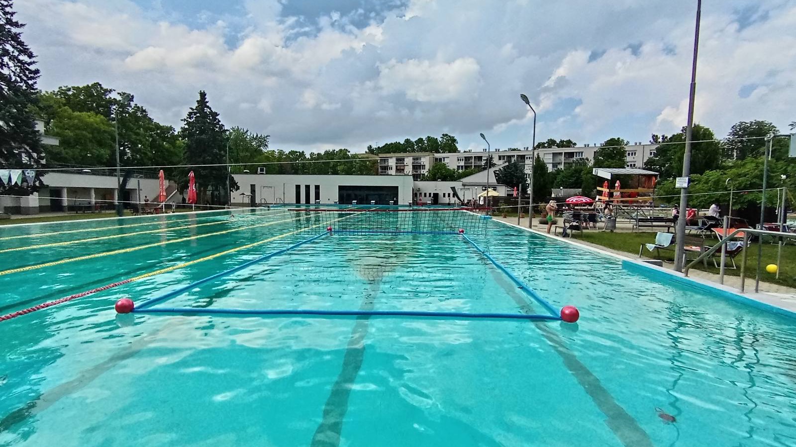 aQuolley — Empty courts