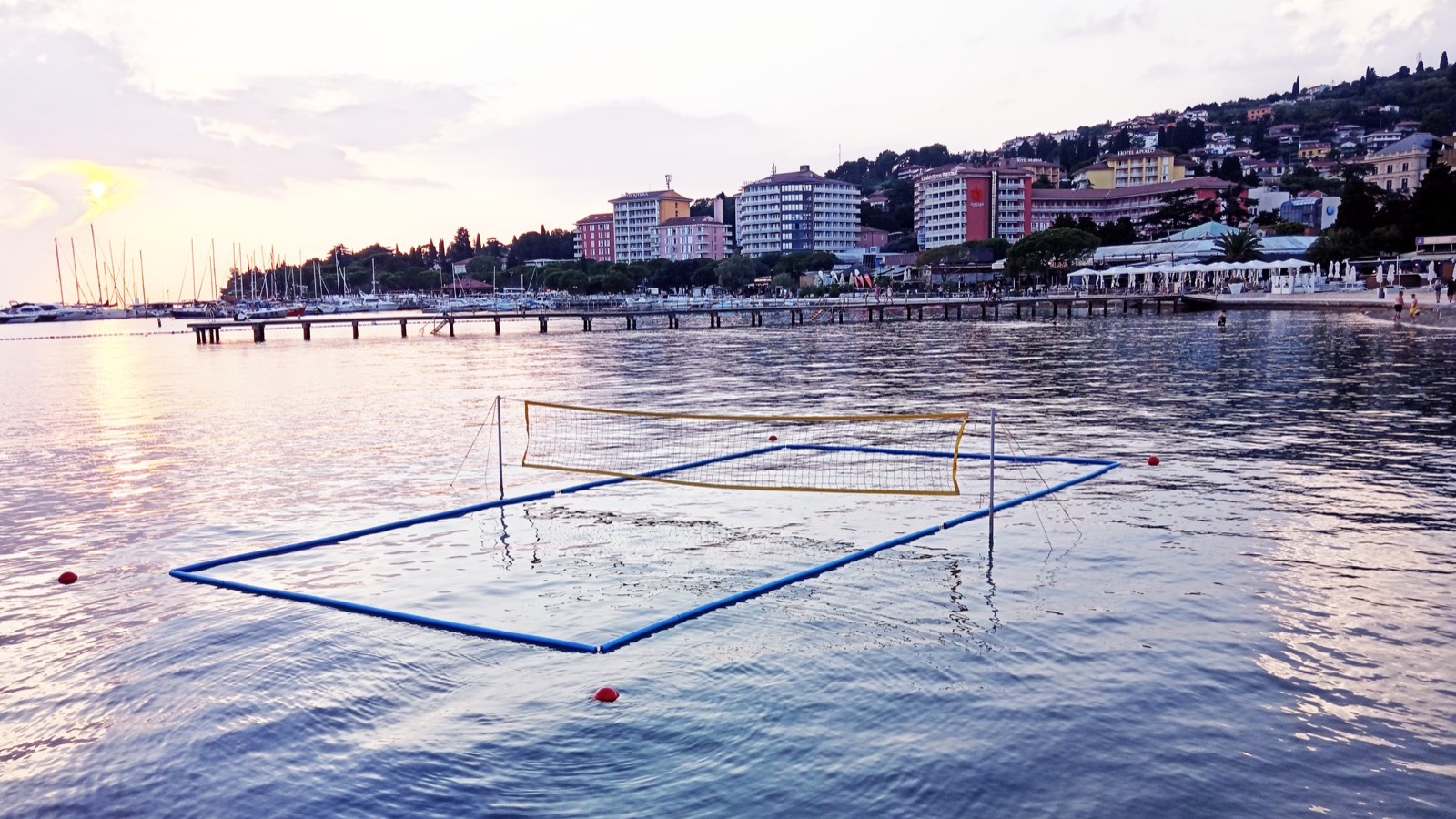 aQuolley — Empty courts